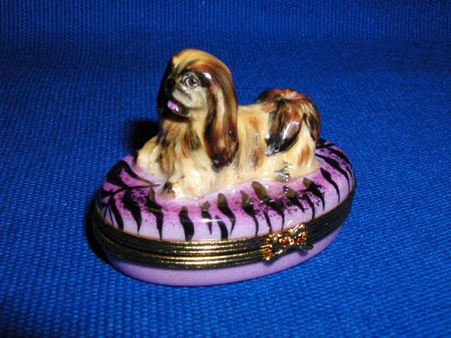 PEKINGESE ON PURPLE BASE